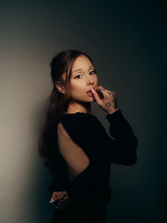 Ariana Grande 'sốc' khi thấy fan nhảy xuống sông Ảnh 4