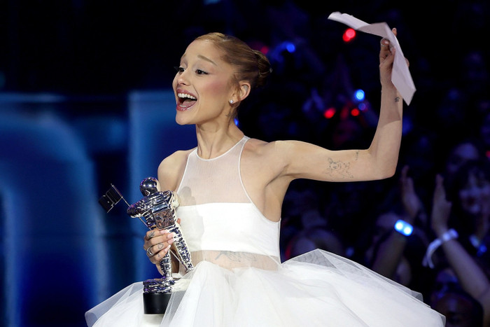 Ariana Grande 'sốc' khi thấy fan nhảy xuống sông Ảnh 3