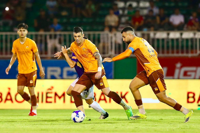 HAGL đã có trận đấu hay nhất trong nhiều năm qua khi ngược dòng đánh bại Hà Nội FC 3-1 trên sân Pleiku để giành vé trụ hạng. Ảnh: HAGL FC