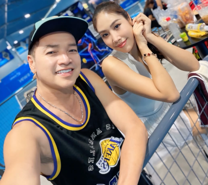 Nghệ sĩ Quang Minh hết mực cưng chiều vợ trẻ. Ảnh: FBNV