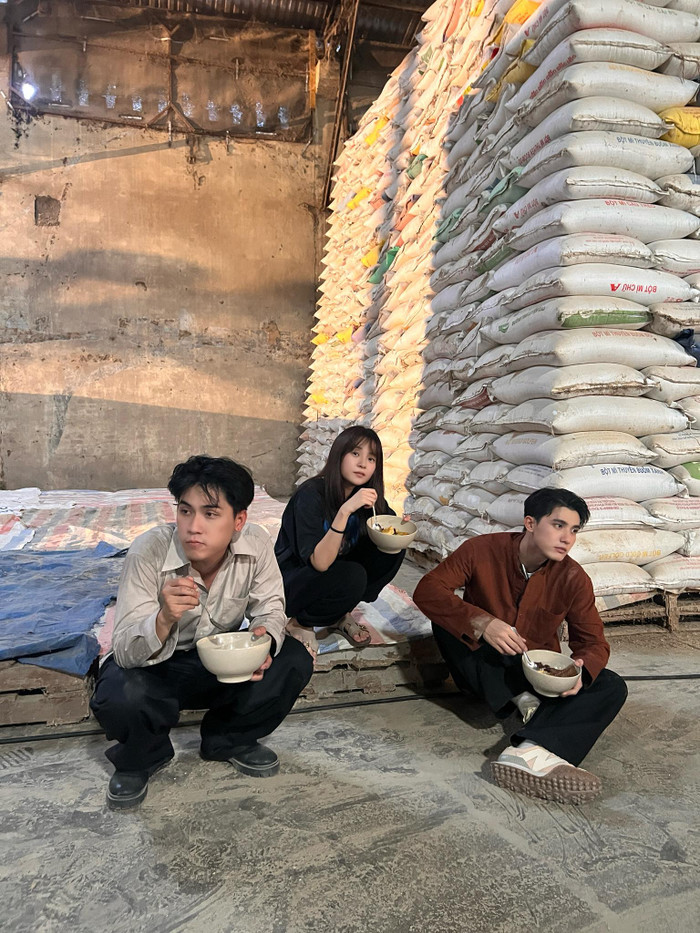 Hậu trường và chia sẻ cá nhân trở thành 'phần mở rộng' giúp bộ phim giữ nhiệt sau khi kết thúc.