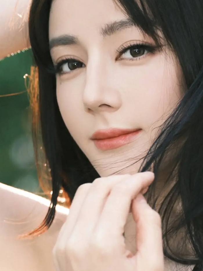 Cận cảnh visual sắc sảo nhưng không kém phần dịu dàng của Địch Lệ Nhiệt Ba dưới nắng. Ảnh: Sohu
