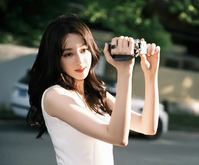 Phong cách 'nàng thơ' giúp Địch Lệ Nhiệt Ba ghi điểm tuyệt đối trong mắt công chúng sau thời gian vắng bóng. Ảnh: Sohu
