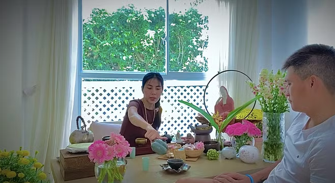 Sau quá trình pha trà kỳ công, vợ chồng ca sĩ Thuỷ Tiên cùng thưởng thức.