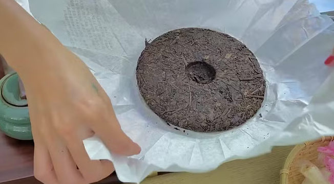 Bánh trà Phổ Nhĩ mà Thuỷ Tiên dùng để pha cho chồng thưởng thức.
