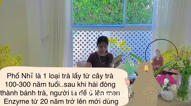 Thuỷ Tiên giới thiệu về loại trà mà cô sử dụng.