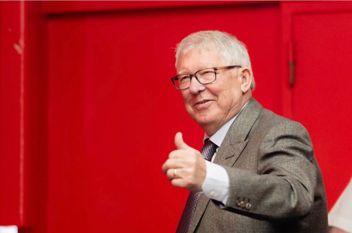 Sân Old Trafford đã đồng loạt tri ân Sir Alex Ferguson sau khi ông gặp vấn đề sức khỏe trước trận đấu. Ảnh: Getty