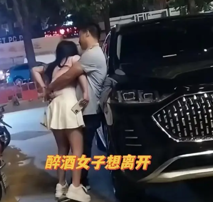 Cô gái bước ra quán rượu trong tình trạng say xỉn, nam thanh niên có hành động gây bức xúc Ảnh 1