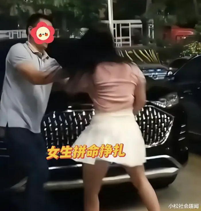 Cô gái bước ra quán rượu trong tình trạng say xỉn, nam thanh niên có hành động gây bức xúc Ảnh 2