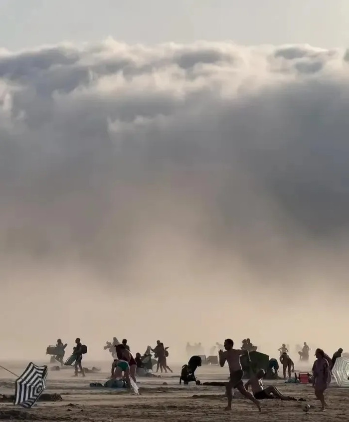 Một đám mây hình sóng thần khổng lồ đã nhấn chìm một bãi biển ở Hendaye, Pháp. Ảnh: Instagram/marcourrutia1