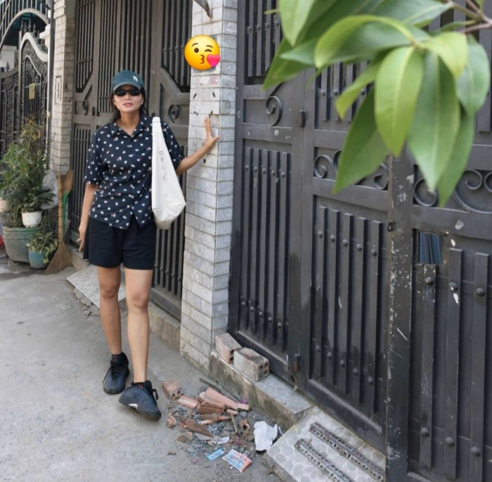 H'Hen Niê khi chụp ảnh bên căn nhà mới. Ảnh: FBNV