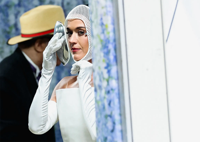 Katy Perry gây ấn tượng với tạo hình lấy cảm hứng về AI.