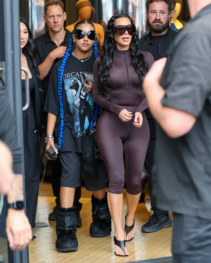 Hình ảnh của con gái Kim Kardashian bị nhận xét là không phù hợp với độ tuổi 12.