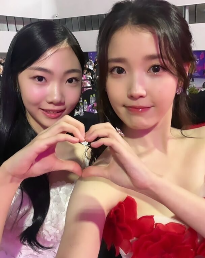 Diễn viên Kim Tae Yeon cùng IU.