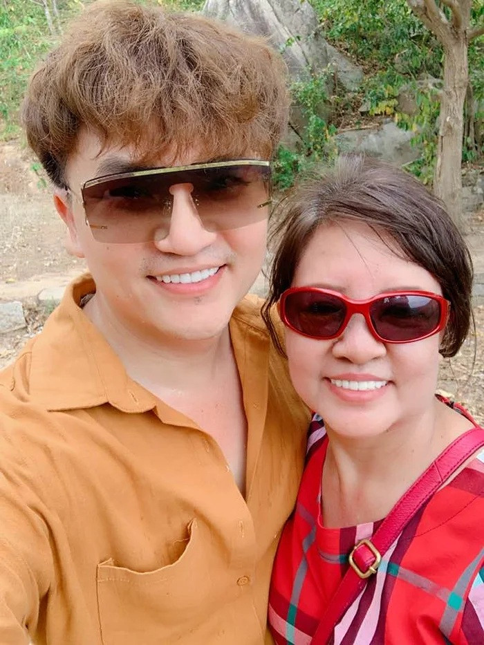 Lúc mẹ còn sống, nghệ sĩ Đại Nghĩa hết lòng yêu thương, chăm sóc bà.&nbsp;