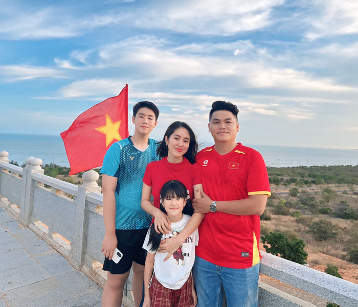 Khoảnh khắc đời thường của nữ diễn viên bên gia đình nhỏ.