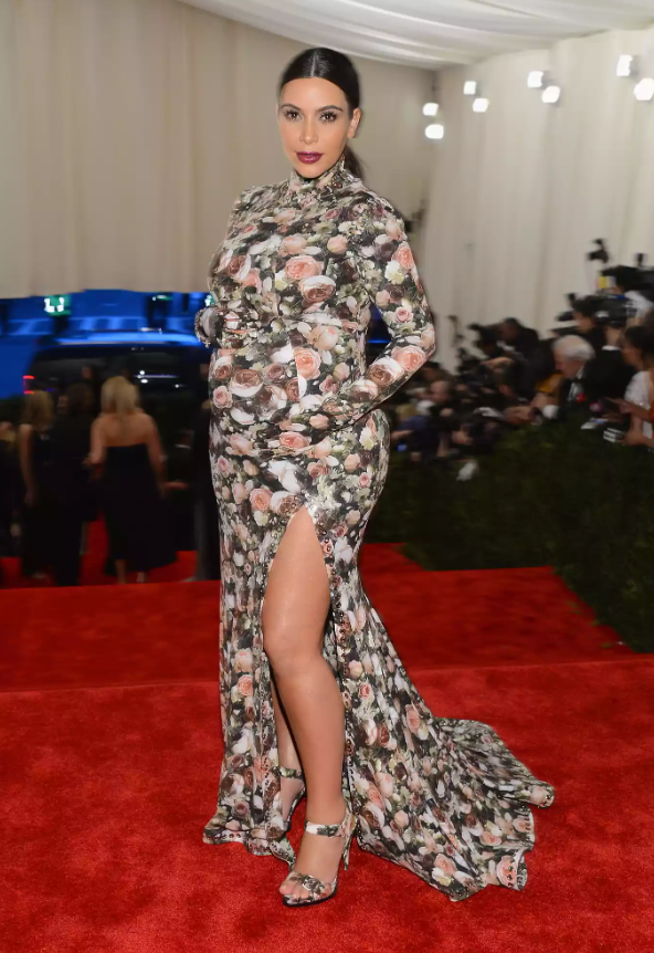 Tại Met Gala 2013, Kim Kardashian lần đầu tham dự với tư cách bạn đồng hành của Kanye West khi đang mang thai. Cô chọn thiết kế váy hoa cổ cao dài tay của Givenchy. Tuy nhiên, tạo hình này nhanh chóng trở thành đề tài chế ảnh trên mạng xã hội vì bị so sánh với họa tiết ghế sofa. Kim Kardashian sau đó thừa nhận cô đã bật khóc trên đường về vì không ngờ phản ứng tiêu cực lại lớn đến vậy. Ảnh: Getty