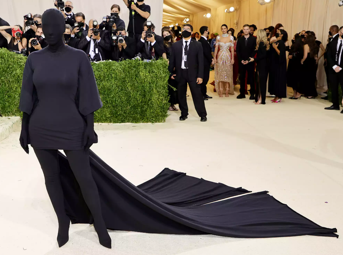 Tại Met Gala 2021, Kim Kardashian gây bất ngờ khi diện thiết kế che kín toàn thân của Balenciaga, bao gồm bodysuit cổ lọ, váy oversized và mặt nạ trùm kín đầu. Diện mạo không lộ mặt khiến nhiều người khó hiểu, song vẫn khẳng định sức ảnh hưởng của cô khi chỉ cần xuất hiện, khán giả vẫn nhận ra ngay. Ảnh: Getty