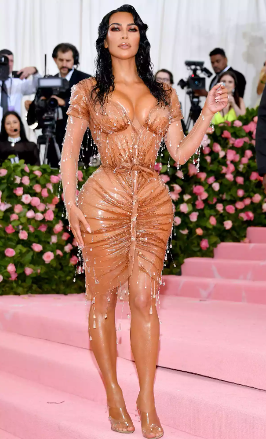 Tại Met Gala 2019, Kim Kardashian gây ấn tượng với thiết kế hiệu ứng ướt của Thierry Mugler, mô phỏng hình ảnh bước ra từ đại dương. Bộ váy với corset siết chặt đòi hỏi nhiều chuẩn bị, thậm chí khiến cô gặp khó khăn khi hô hấp. Ảnh: FilmMagic
