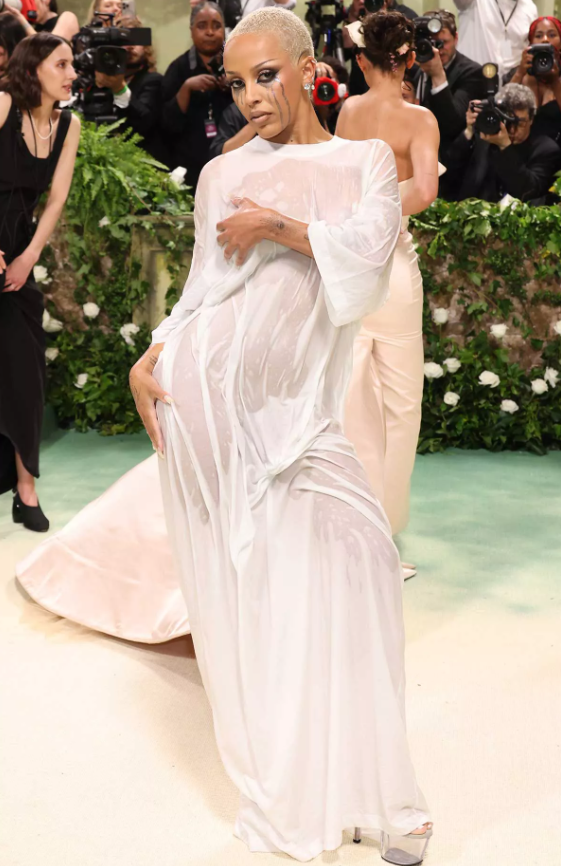 Tại Met Gala 2024 với chủ đề “Sleeping Beauties: Reawakening Fashion”, Doja Cat gây chú ý khi diện váy áo phông trắng xuyên thấu tạo hiệu ứng ướt, kết hợp lớp trang điểm “giọt nước mắt” ánh kim. Dù một số người khen phá cách, nhà thiết kế Christian Siriano lại cho rằng bộ trang phục thiếu sự đầu tư so với tinh thần tôn vinh nghệ thuật của Met Gala. Ảnh: WireImage