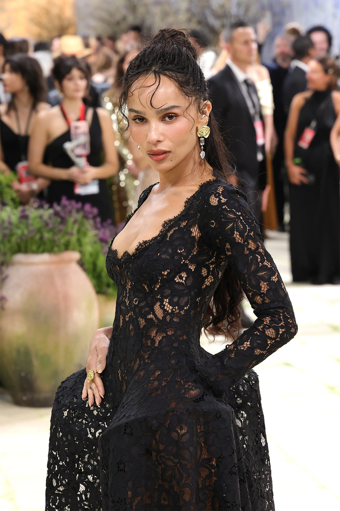 Zoe Kravitz khéo léo giấu nhẫn đính hôn trên thảm đỏ Met Gala 2026 Ảnh 2