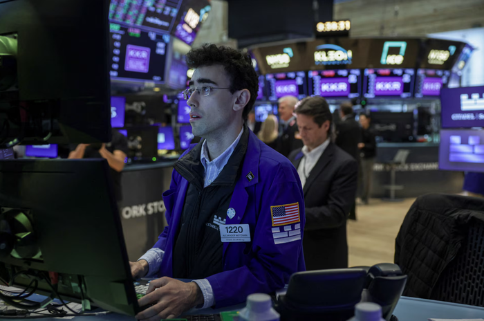 Cổ phiếu FedEx và UPS giảm mạnh sau khi Amazon công bố mở rộng dịch vụ logistics (Ảnh: Reuters).