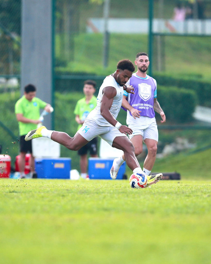 Tờ Stadium Astro của Malaysia đã đăng tải bài viết với tiêu đề đáng chú ý: “Xuân Son thư giãn ở KLCC trước trận gặp Selangor”. Ảnh: CLB Nam Định