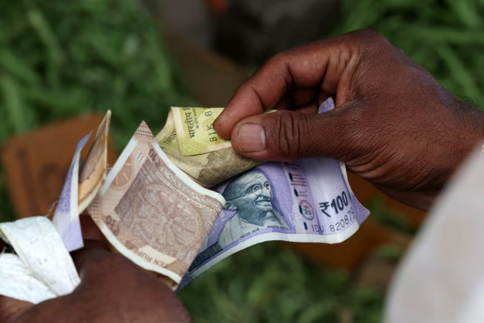 Đồng Rupee thấp kỷ lục giữa căng thẳng Mỹ - Iran leo thang. Ảnh: Reuters