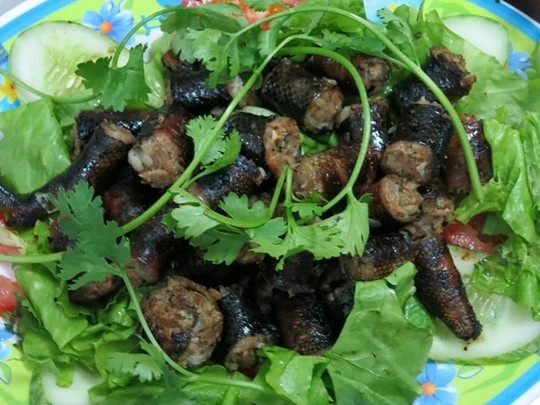 Độc lạ món dồi rắn ở quê hương Thuỷ Tiên Ảnh 3