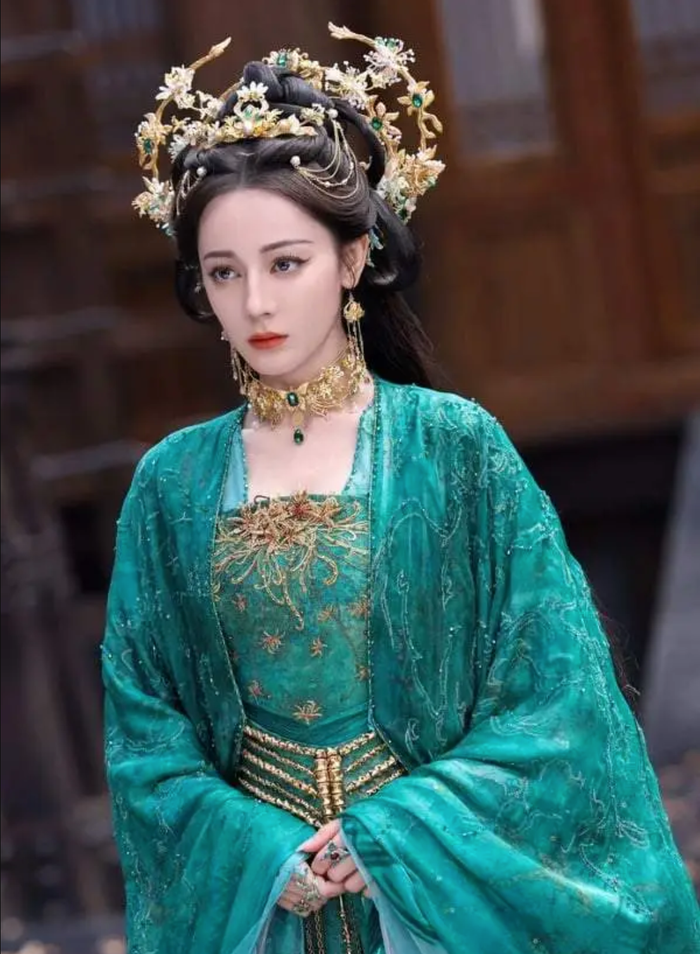 Địch Lệ Nhiệt Ba trong Bạch Nhật Đề Đăng. Ảnh: Sohu
