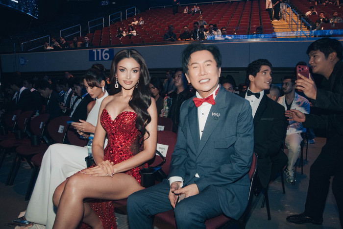 Ông Nawat đang nắm bản quyền cuộc thi Miss Universe Thailand. Người đẹp Veena Praveenar Singh đạt danh hiệu Á hậu 1 Miss Universe 2025.