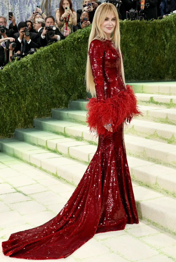 Đồng chủ tịch Nicole Kidman tỏa sáng trong chiếc váy Chanel màu đỏ thẫm đính sequin lấp lánh, với phần đuôi váy dài thướt tha. Cô để mái tóc vàng dâu tây thẳng mượt. Ảnh: Getty