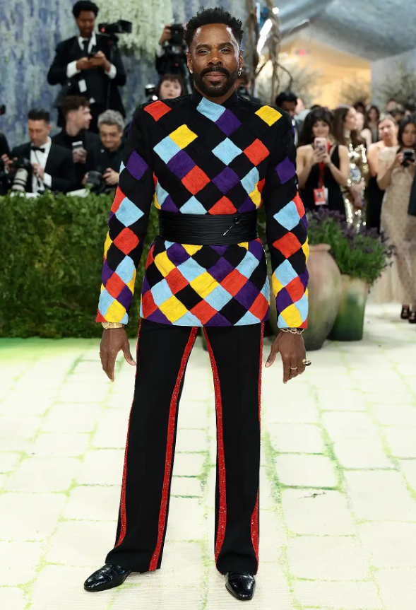 Colman Domingo diện một bộ trang phục Valentino được thiết kế riêng đầy màu sắc dựa trên họa tiết hề của thương hiệu. Anh ấy phối hợp với các phụ kiện của Valentino Garavani và rất nhiều trang sức. Ảnh: Getty