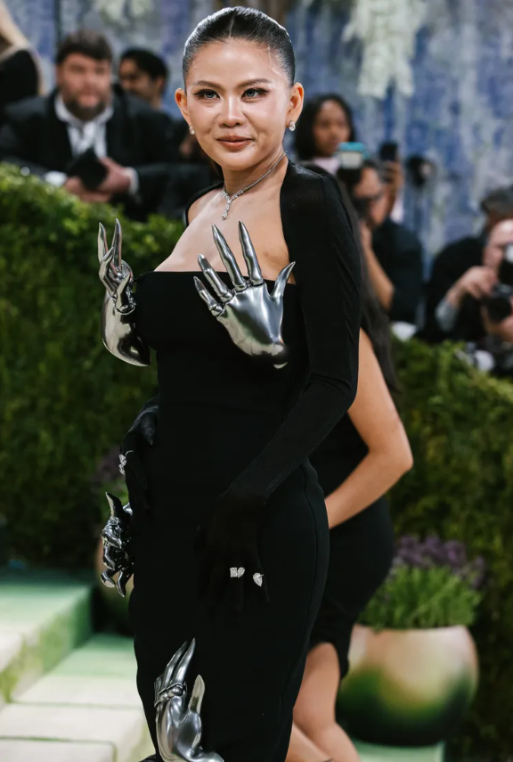 Nichapat Suphap xuất hiện trên thảm đỏ Met Gala năm nay trong thiết kế của Robert Wun, gây chú ý với nhiều đôi tay được thêm vào trang phục. Chi tiết này tạo hiệu ứng thị giác nổi bật, tiếp tục khai thác xu hướng hình thể mở rộng đang được nhiều ngôi sao lựa chọn. Ảnh: Getty Images