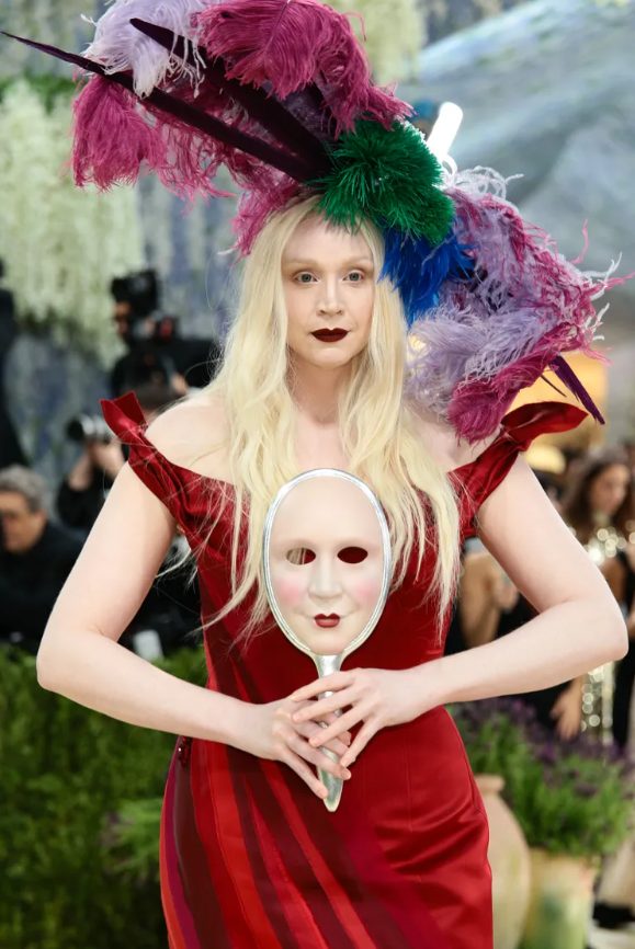 Gwendoline Christie hợp tác cùng nhà thiết kế Giles Deacon để tạo nên một thiết kế mang tính “tự họa” dưới hình thức một gương mặt thứ hai. Chiếc mặt nạ được thiết kế theo cấu trúc giải phẫu, với biểu cảm mỉm cười, mang đến hiệu ứng siêu thực và gây ấn tượng mạnh trên thảm đỏ Met Gala. Ảnh: Getty Images