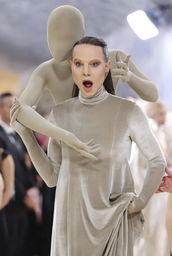 Jordan Roth xuất hiện tại Met Gala trong một thiết kế độc đáo, gợi liên tưởng đến hình ảnh “ác mộng bóng đè” với tạo hình kỳ dị và đầy tính sân khấu. Bộ trang phục gây chú ý bởi sự táo bạo trong ý tưởng, khi biến yếu tố tâm lý và siêu thực thành một tuyên ngôn thời trang trên thảm đỏ. Ảnh: Getty Images