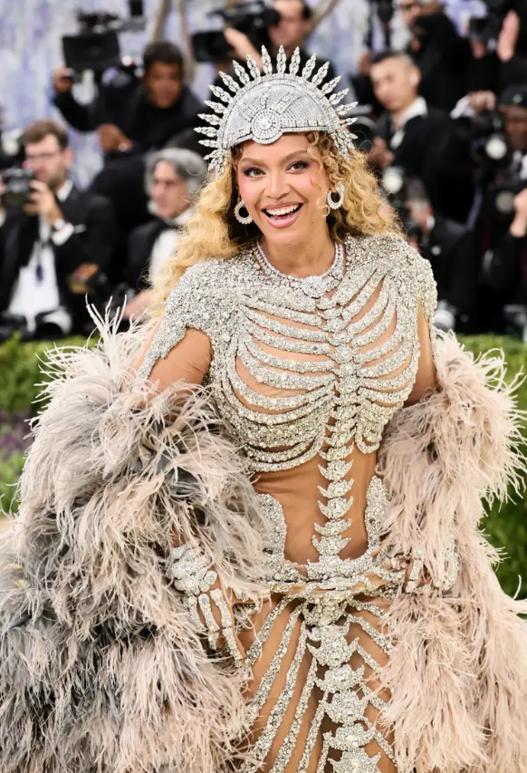 Beyoncé đã tiếp cận xu hướng “cơ thể” này theo cách đảo ngược đầy ấn tượng, khi diện một chiếc váy hình bộ xương được thiết kế riêng bởi Olivier Rousteing. Ảnh: Getty Images