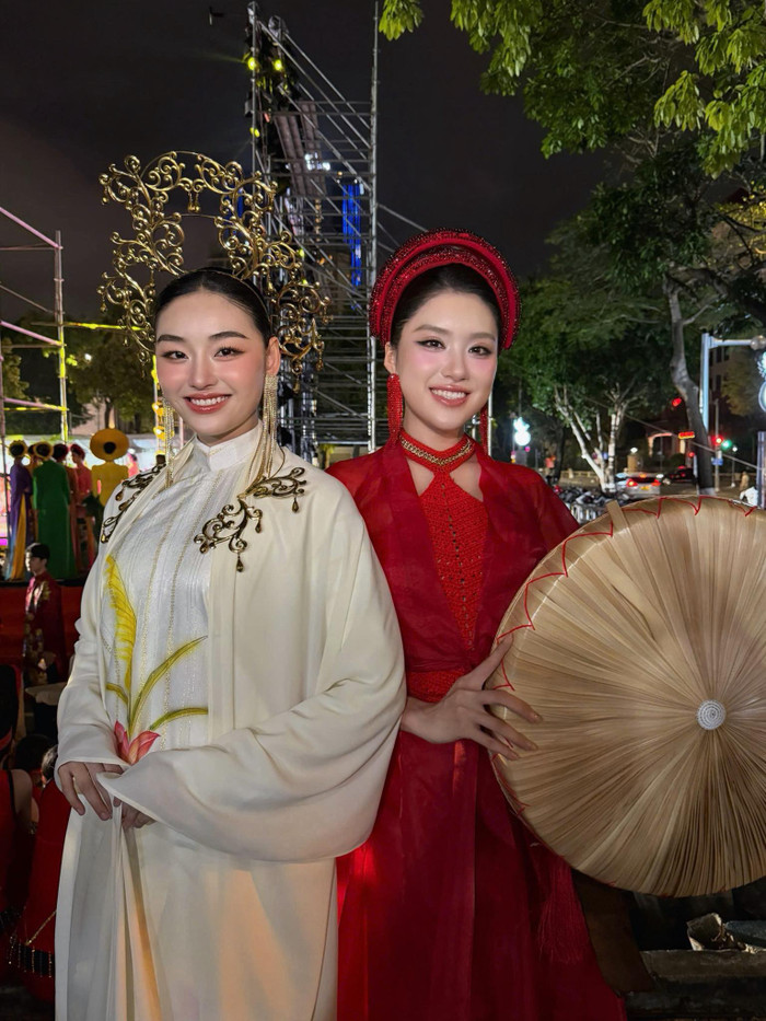 Phương Oanh thể hiện sự thân thiện khi gặp gỡ các hoa, á hậu khác. Ảnh: FBNV