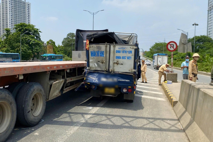 Lực lượng CSGT phân luồng bảo đảm giao thông qua khu vực và xử lý vụ TNGT. Ảnh: Công an TP Hà Nội