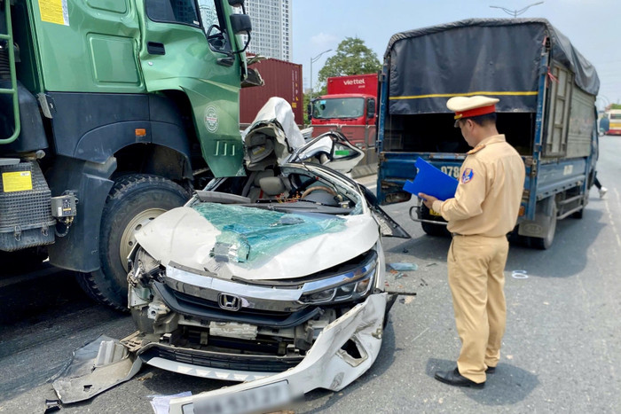 Hiện trường vụ TNGT trên đường Vành đai 3 trong sáng 5/5. Ảnh: Công an Hà Nội