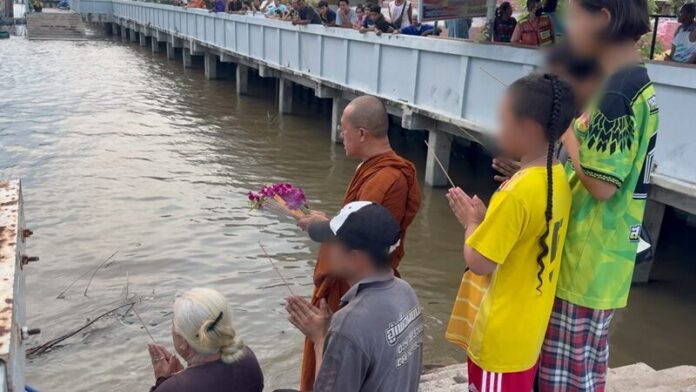 Chồng bị lật thuyền, người vợ chèo xuồng đi tìm thì thấy cảnh tượng đau lòng Ảnh 3