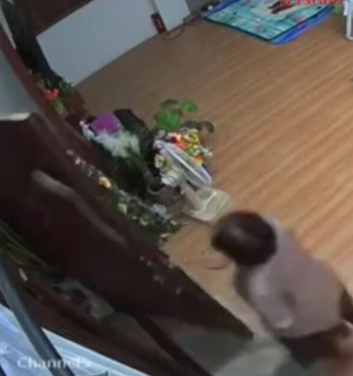 Mở cửa đi vào nhà, bà cụ kinh hãi khi ngước nhìn lên trên Ảnh 2