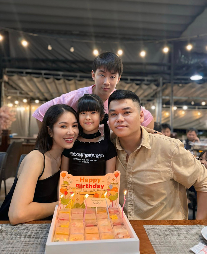Lê Phương cùng 2 con chúc mừng sinh nhật bố Trung Kiên.&nbsp;