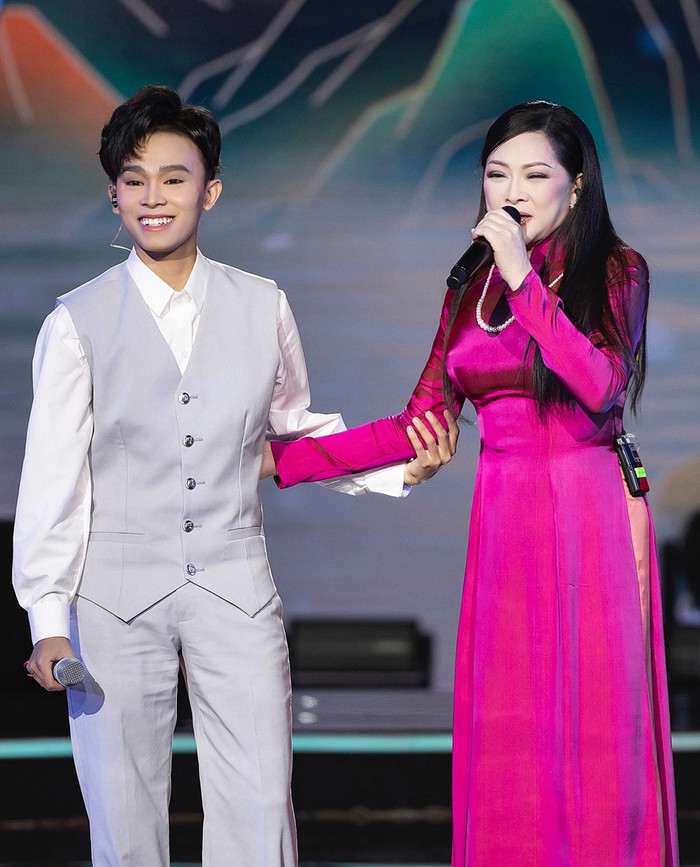 Như Quỳnh hát 'Giấc mơ cánh cò' với Hồ Văn Cường, phản ứng khi khán giả nhắc Phi Nhung Ảnh 3