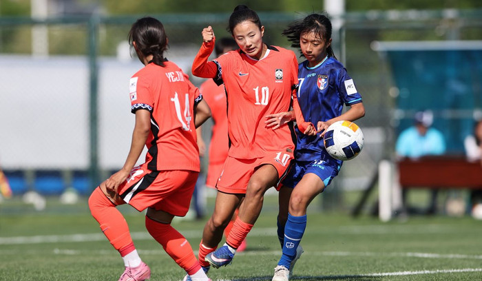 U17 nữ Hàn Quốc tiếp tục khẳng định sức mạnh tại giải U17 nữ châu Á 2026 khi đánh bại U17 nữ Đài Bắc Trung Hoa với tỷ số 4-0, qua đó giành vé vào vòng knock-out chỉ sau hai lượt trận. Ảnh: AFC