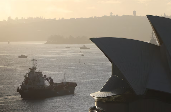 Một tàu chở sản phẩm dầu mỏ đi ngang qua Nhà hát Opera Sydney lúc bình minh ở Sydney, Úc. Ảnh: Reuters
