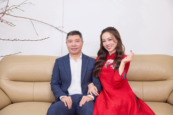 Ngọc Hà luôn đồng hành luôn đồng hành cùng NSND Công Lý trong hành trình phục hồi sức khỏe.&nbsp;