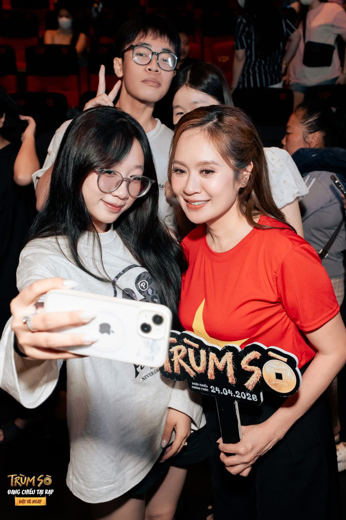 Thanh Thúy được chú ý khi chủ động gặp gỡ và lắng nghe phản hồi từ khán giả.