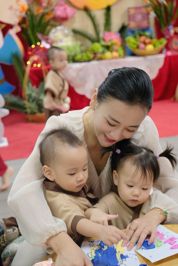 Phương Oanh hiện dành phần lớn thời gian cho gia đình, đặc biệt là hai con nhỏ.&nbsp;