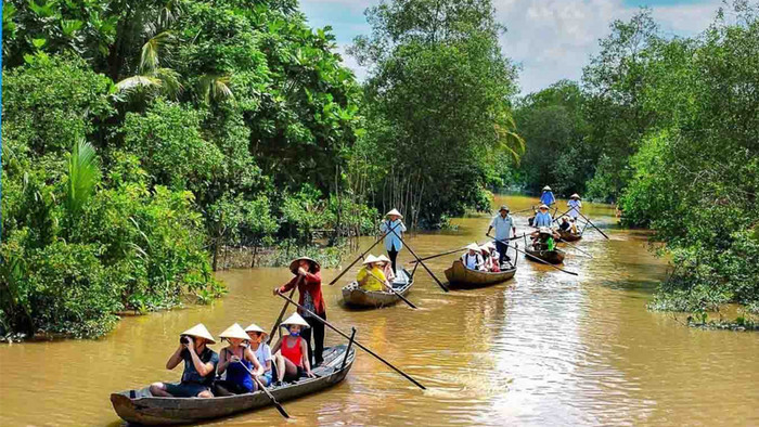 Du khách thích thú với hoạt động chèo xuống&nbsp;